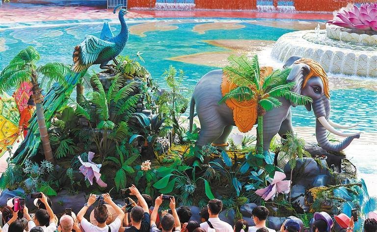 位于景洪市勐罕鎮(zhèn)的西雙版納傣族園景區(qū)內(nèi)，以大象和孔雀形象衍生出的花車造型深受游客喜愛。經(jīng)濟(jì)日報(bào)記者 高興貴 管培利 攝