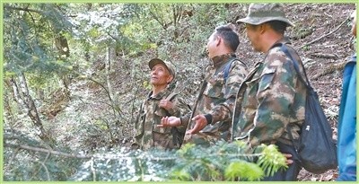 余建華（左一）在巡護 曾智慧 攝