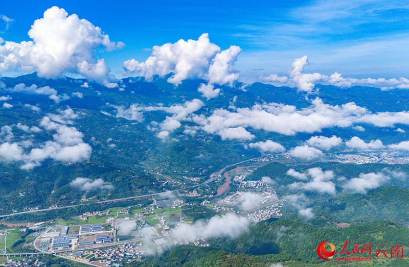 云南省漾濞縣蒼山西坡出現壯美云海景觀。人民網記者 虎遵會攝