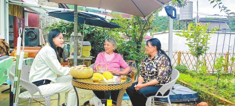 李佳翼（左）和客人交談。 記者 李春林 攝