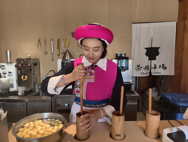 茶館里制作藏式奶茶 圖源：“迪慶發(fā)布”微信公眾號(hào)