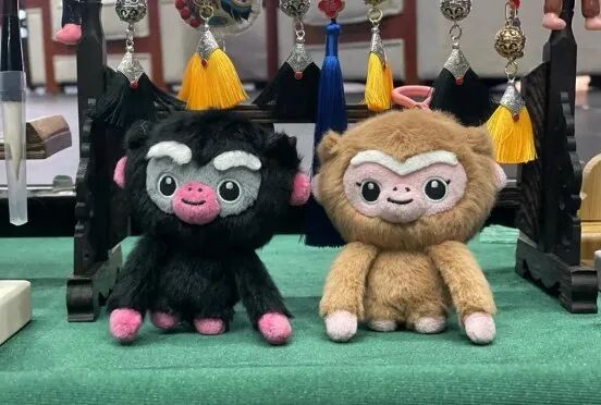 高黎貢白眉長臂猿文創(chuàng)產(chǎn)品。蔣蕾 攝