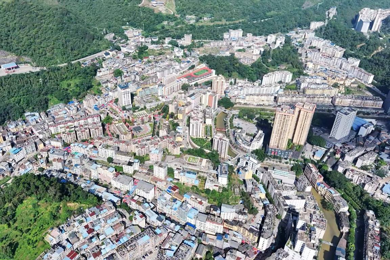 麻栗坡縣實(shí)施國土增綠工程，生態(tài)保護(hù)紅線占縣域國土空間比例為22.38%，森林覆蓋率達(dá)40.9%。