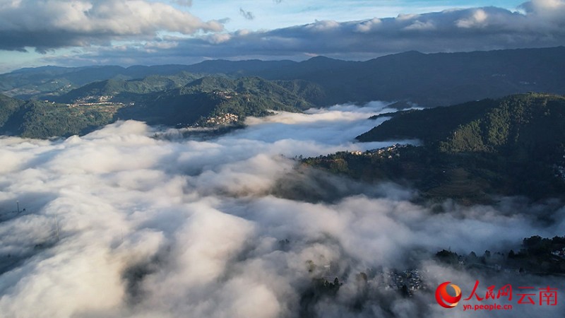 綠春縣城被云海籠罩。陸雨堂 攝