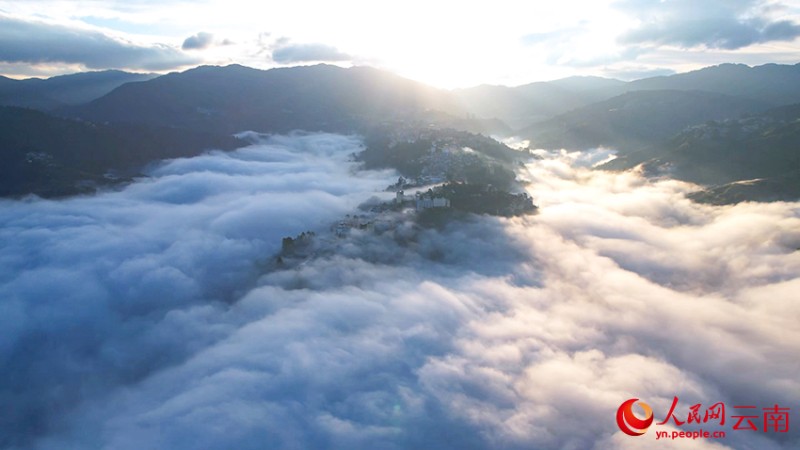 云海翻涌，綠春縣城宛若“天空之城”。陸雨堂 攝