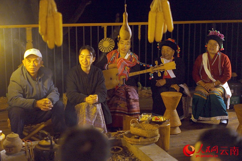 【3】旅居客與當(dāng)?shù)卮迕駠鸂t煮茶。段玉良-攝