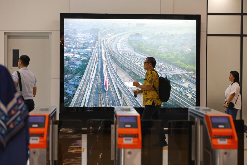 截至10月17日，雅萬高鐵正式開通運營滿兩年，累計發(fā)送旅客超1200萬人次。