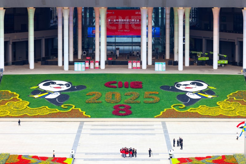 2025年10月31日，上海國家會展中心，第八屆中國國際進口博覽會南廣場花團錦簇。
