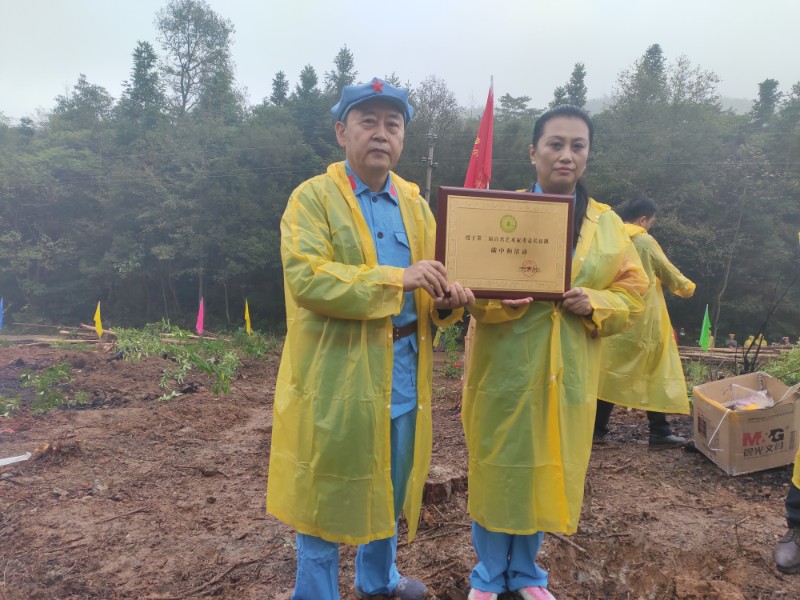 中國綠色碳匯基金會理事長杜永勝向組委會秘書長馬麗頒發(fā)“碳中和活動”牌匾