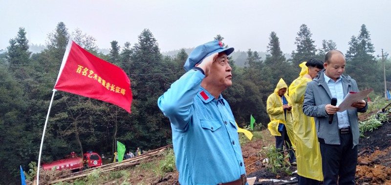 中國綠色碳匯基金會理事長杜永勝致辭前向百名藝術家敬禮