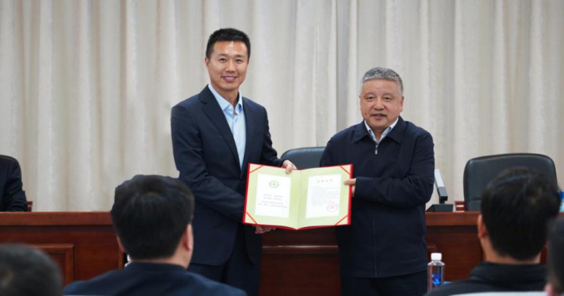 图片3-由中国绿色碳汇基金会向中兴通讯公益基金会颁发荣誉证书