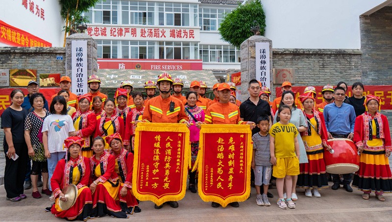 群眾送錦旗。
