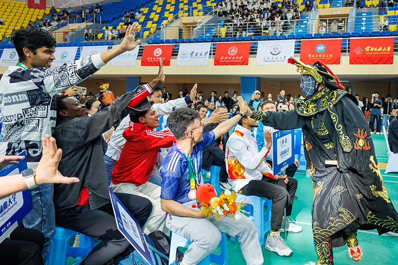 在閉幕式上，川劇表演者與參賽者互動。昆明理工大學供圖