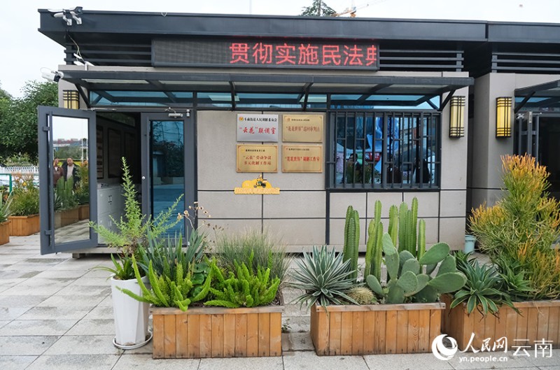 在斗南花卉市場的核心區(qū)，“花花世界”調解室成了花商和花農(nóng)們的解紛驛站。人民網(wǎng)-曾智慧攝