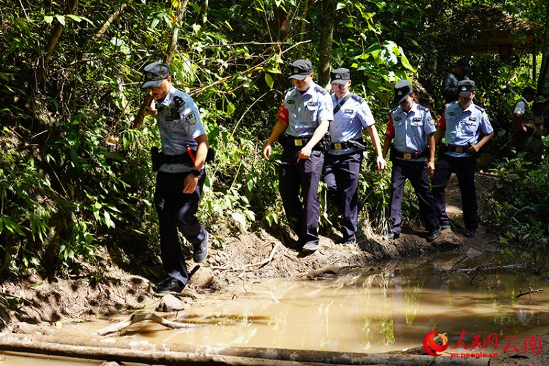基諾山鄉(xiāng)派出所“波懋闊扯”服務隊進山巡邏。人民網(wǎng)記者 蔡樹菁攝
