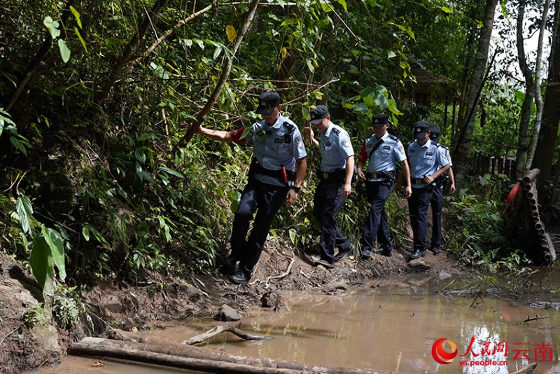 基諾山鄉(xiāng)派出所“波懋闊扯”服務(wù)隊(duì)進(jìn)山巡邏。人民網(wǎng)記者 蔡樹菁攝
