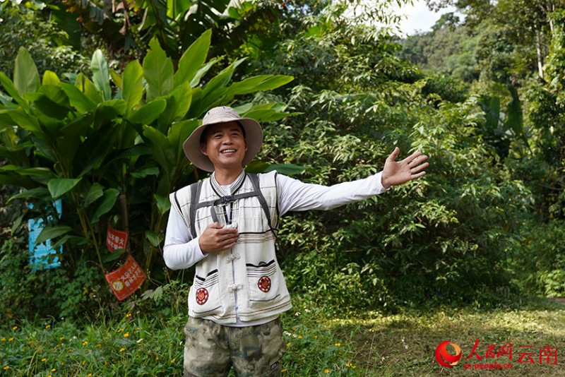 基諾山鄉(xiāng)的基諾族徒步向導在向游客做進山前培訓。人民網(wǎng)記者 蔡樹菁攝