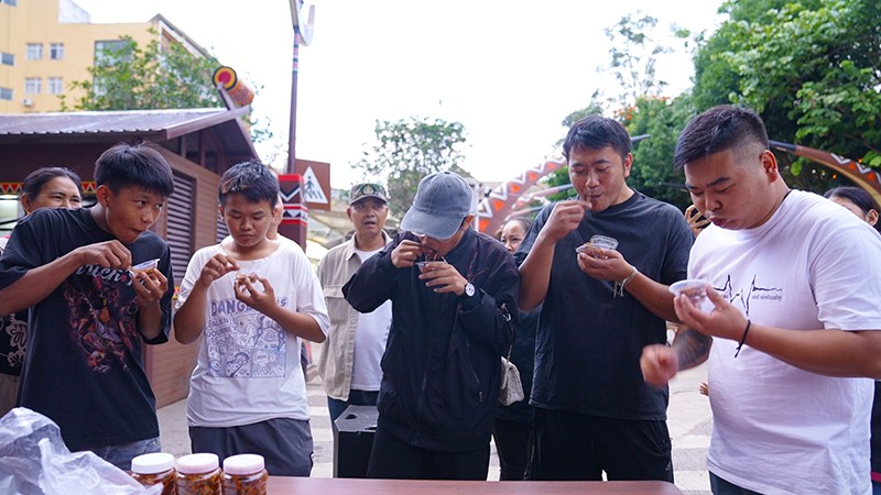 佤味牛皮辣王挑戰(zhàn)賽。鄭迎瑩攝