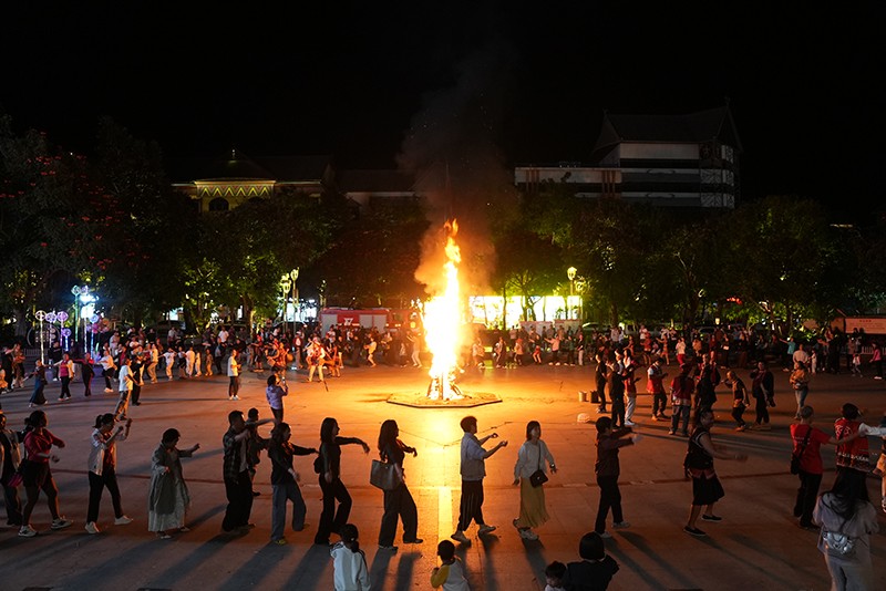 篝火晚會。奚川江攝