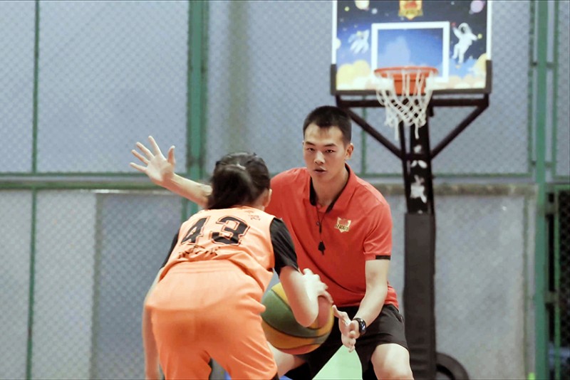 陳熒在教小學(xué)員籃球技巧。段玉良攝