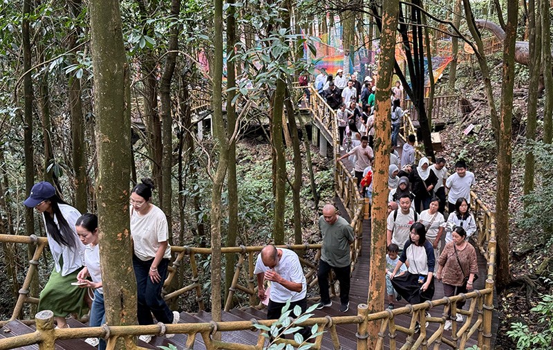 游客到黃連河風景區(qū)游玩(2025年10月4日拍攝)-(2)