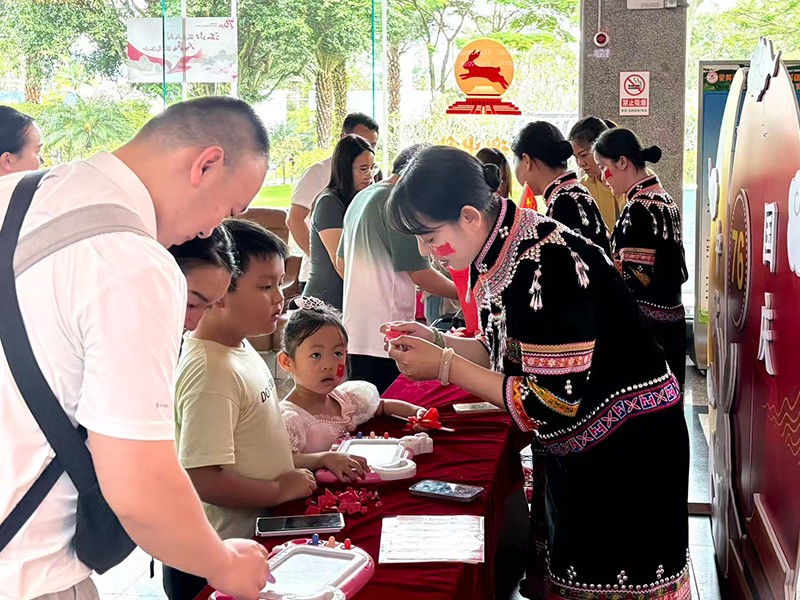 普洱機(jī)場開展旅客互動(dòng)活動(dòng)。云南航空產(chǎn)業(yè)投資集團(tuán)有限責(zé)任公司供圖