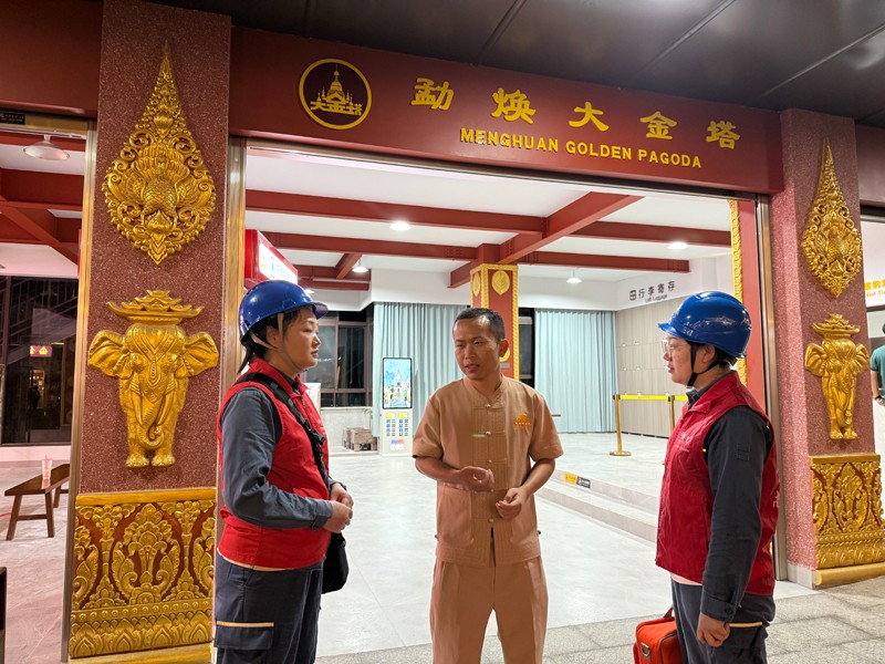 德宏供電局工作人員針對(duì)景區(qū)等重點(diǎn)區(qū)域開(kāi)展設(shè)備巡檢與隱患排查。