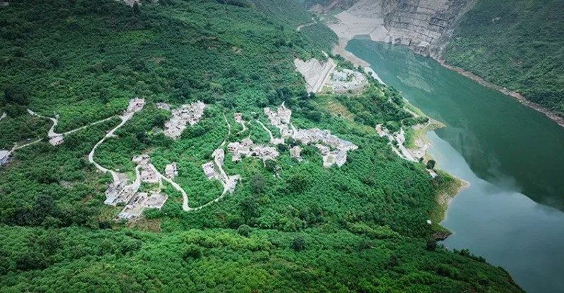 云南省昭通市巧家縣包谷垴鄉(xiāng)紅石巖村花椒綠滿山。鄧翰超攝