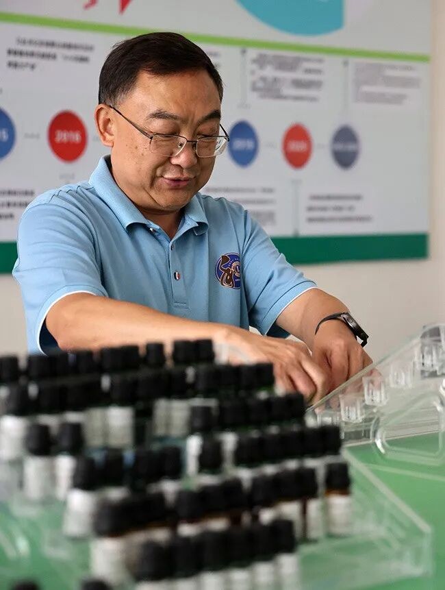 趙孔發(fā)在陳列樣品。人民網(wǎng)急著徐前攝