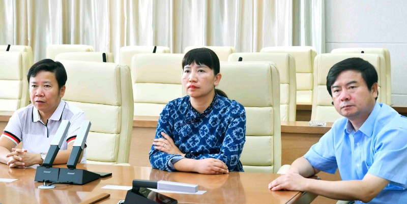 正中为红河州州长：罗萍