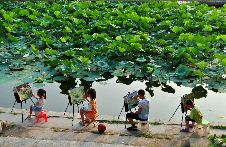 市民在湿地公园写生