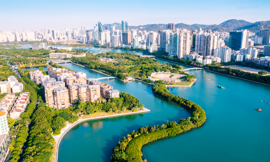 如今的筼筜湖，水清岸绿，蝶变为“城市会客厅”。（福建日报记者 施辰静 摄）