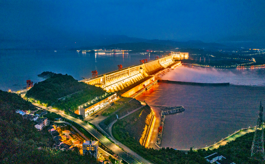 三峡水库9孔泄洪，加紧腾库。（湖北日报 刘曙松 摄）