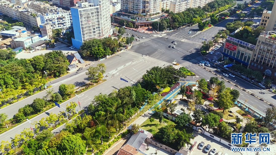 文山市內(nèi)的“口袋公園”，為周邊市民提供休憩娛樂的好去處（11月14日攝）。新華網(wǎng)發(fā)（李敏 攝）