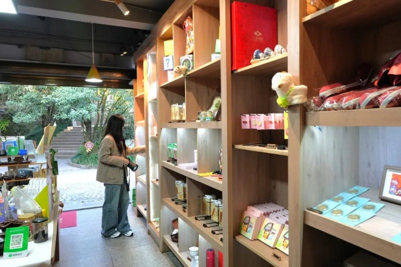 游客在文創(chuàng)店內(nèi)選購(gòu).JPG