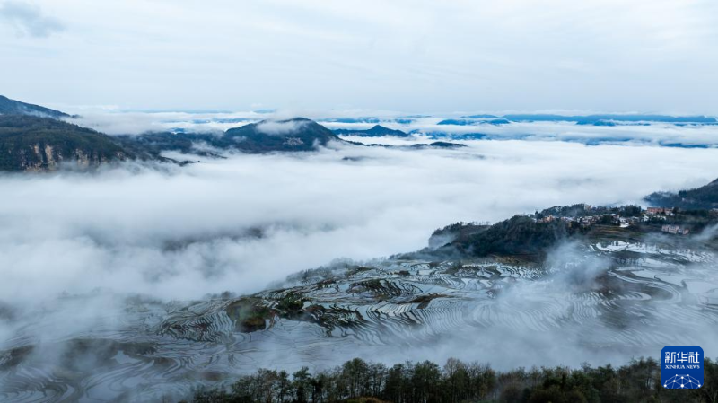 這是2月26日在云南省元陽(yáng)縣拍攝的哈尼梯田風(fēng)光（無(wú)人機(jī)照片）。新華社記者 胡超 攝
