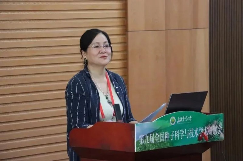 新疆植物學(xué)會副理事長、中國科學(xué)院新疆生地所副所長張道遠研究員致辭.jpg
