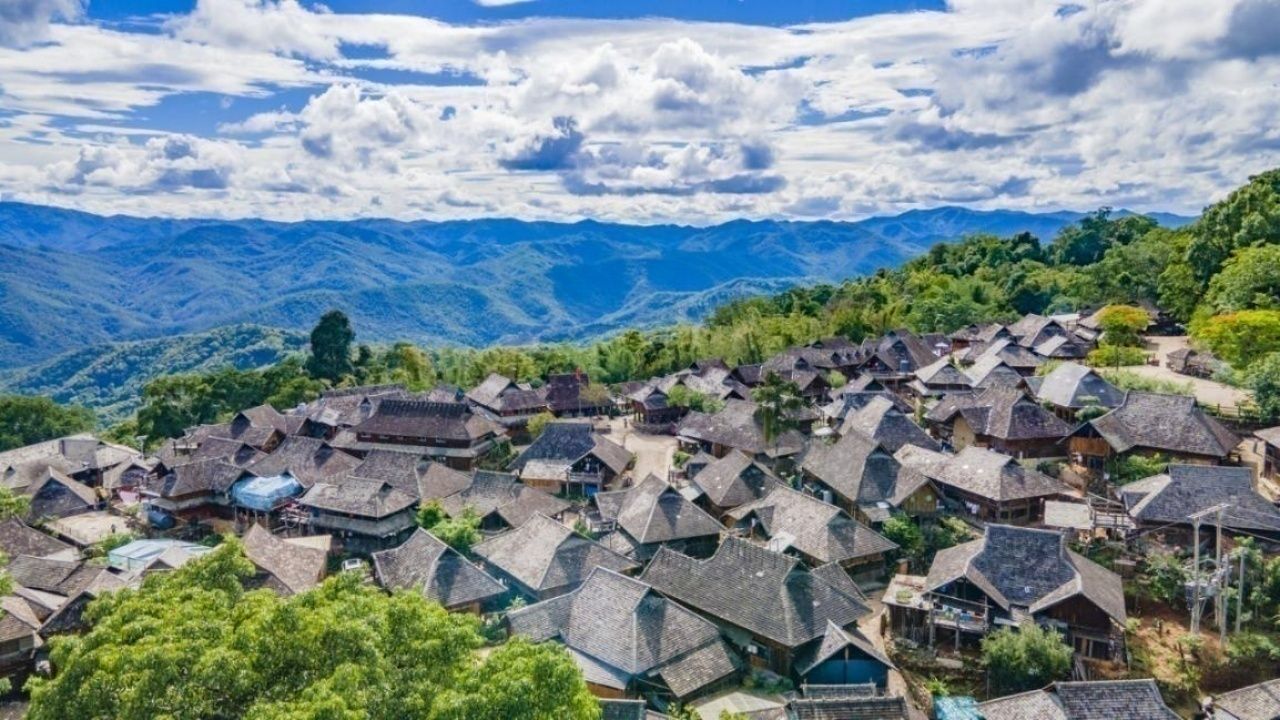 航拍云南景邁山“千年布朗古寨”?；⒆駮?huì) 攝