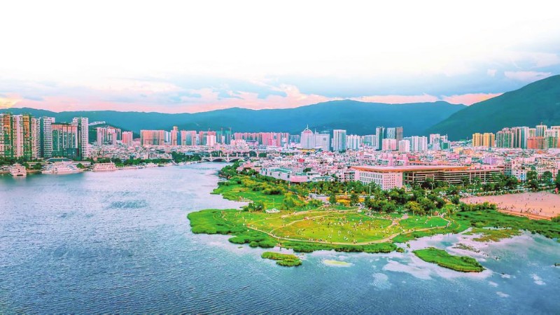 大理市城鎮(zhèn)依洱海而建。趙一舟 攝