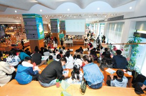     家長在璞玉書店陪伴孩子制作風(fēng)箏。
