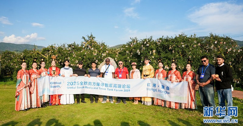 參訪嘉賓合影留念（9月8日攝）。新華網發(fā)（張漢超 攝）