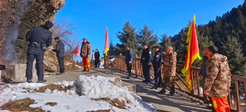 大年初一，松鳴巖值班值守人員監(jiān)管燒香拜佛煙火.jpg