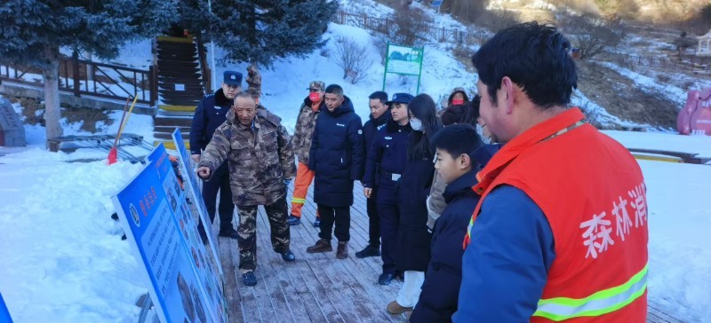 大年初一，松鳴巖值班值守人宣傳森林防火法律法規(guī)及知識.jpg