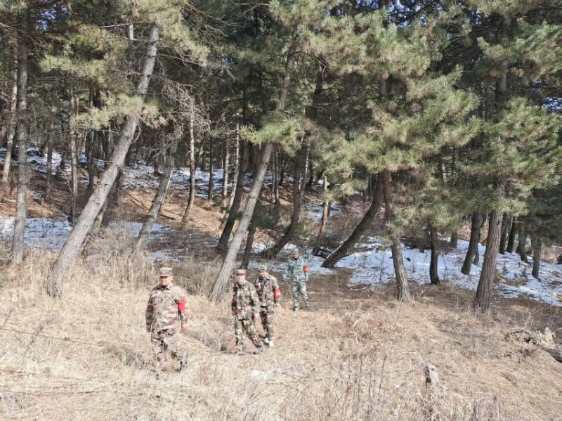 大年初二，槐山子苗圃值班值守人員巡查山林.jpg