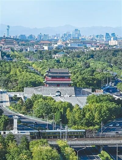 持續(xù)改善環(huán)境質量  堅持源頭防治、綜合施策，北京空氣質量持續(xù)改善。圖為北京永定門一帶秋景。  新華社記者 陳曄華攝