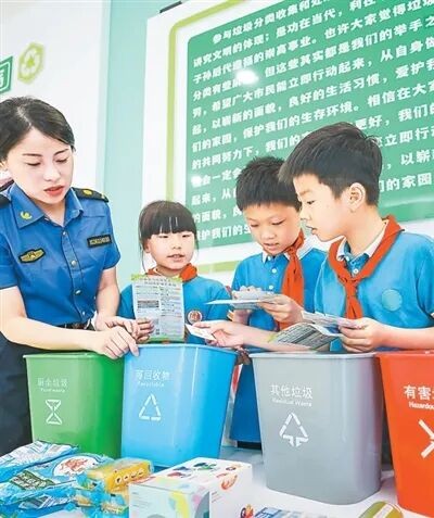 加快發(fā)展方式綠色轉型  江西撫州南豐縣組織學生走進垃圾分類科普體驗館，學習相關知識。  謝 東攝（影像中國）