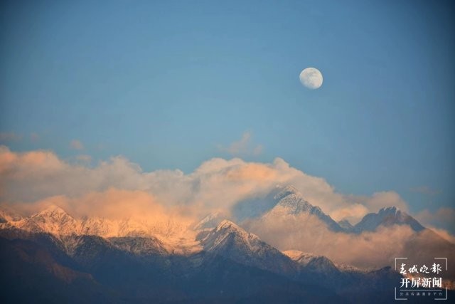 大理苍山现“日照金山，与月同辉”奇观！ (8).jpg