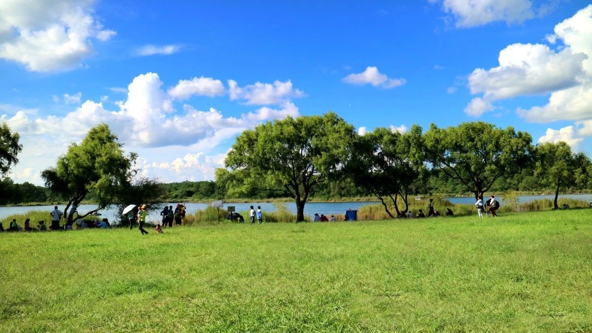 长湖位于石林县城东南，距昆明市区约120公里。