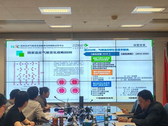 人們在看臺(tái)上的人在商店里 AI 生成的內(nèi)容可能不正確。