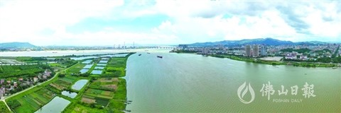 航拍宽阔的西江水道，右边为高明中心城区。